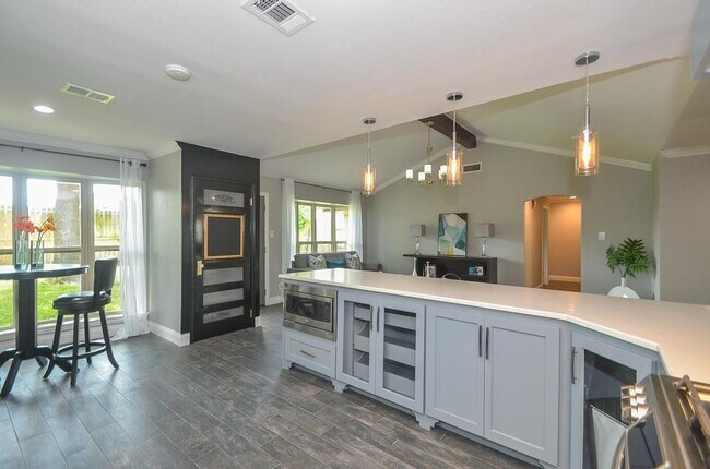 Building Photo - 867 Carlingford Ln