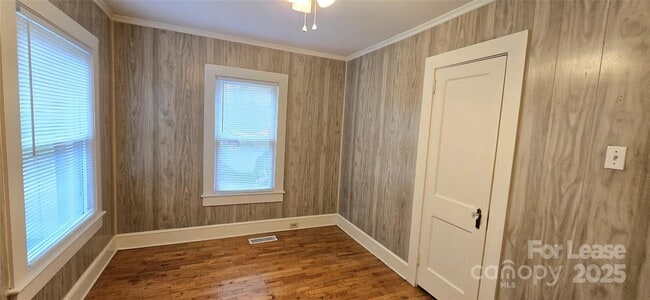 Building Photo - 206 Willow St SW