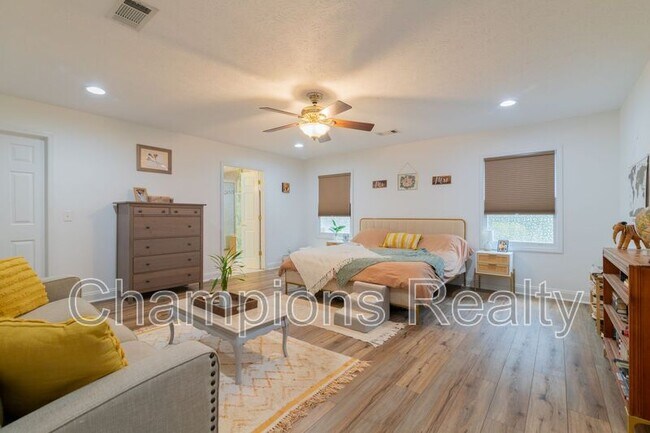 Building Photo - 1514 Crest Dr