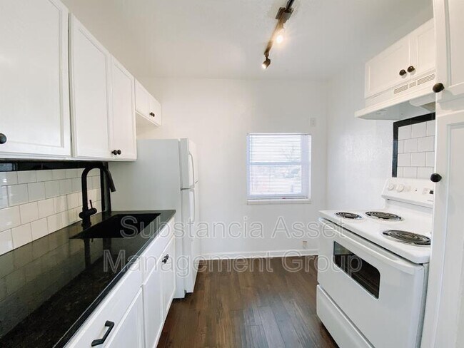 Building Photo - 1722 N Lindsay Ave