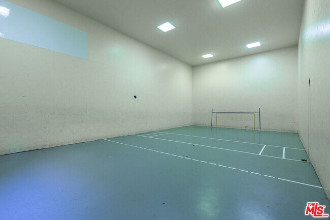 Building Photo - 5500 Owensmouth Ave
