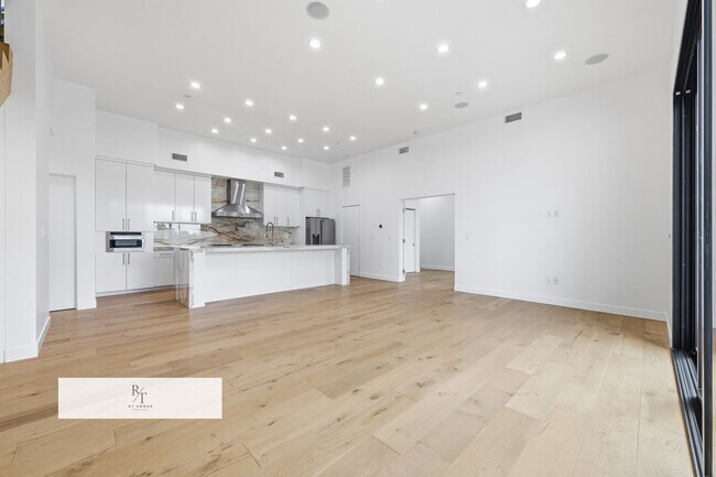 Building Photo - Luxury Modern Living with Stunning LA Skyline Views