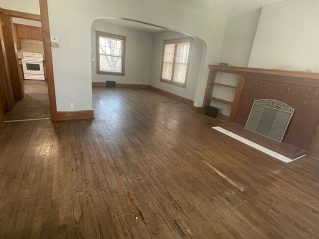 Building Photo - 5 Bedroom Rental House- Field Club Neighbo...