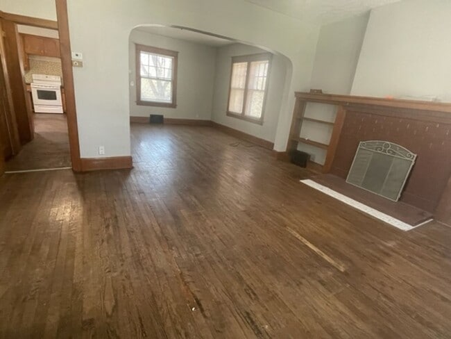 Building Photo - Beautiful 5 Bedroom/2.5 Bathroom Home in Popular Field Club Area