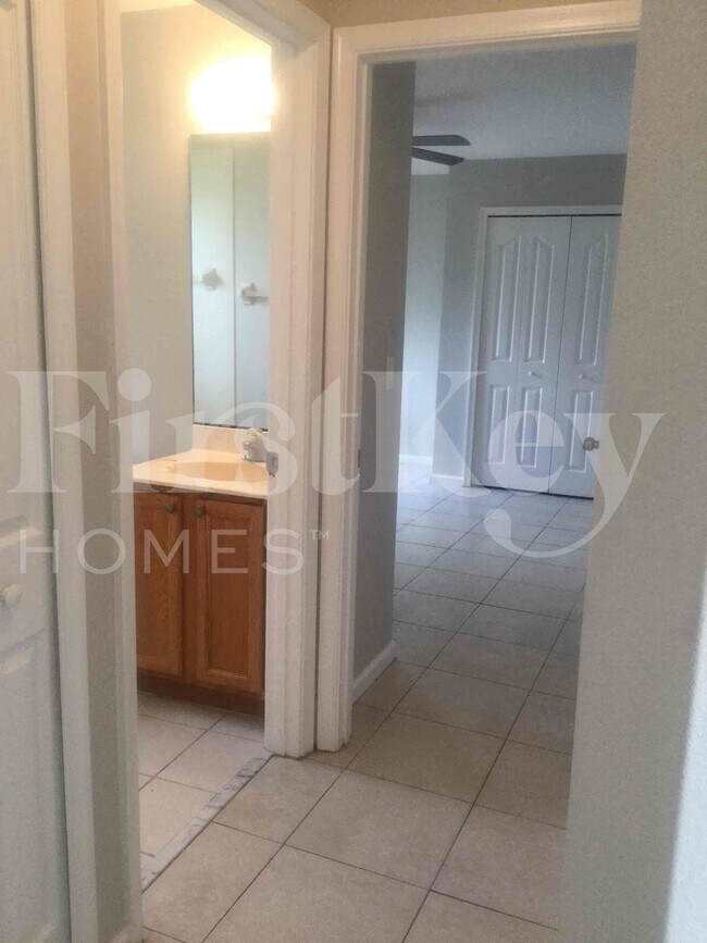 Building Photo - 662 SW Sandbar Terrace