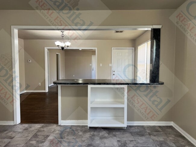 Building Photo - Spacious 3 Bedroom