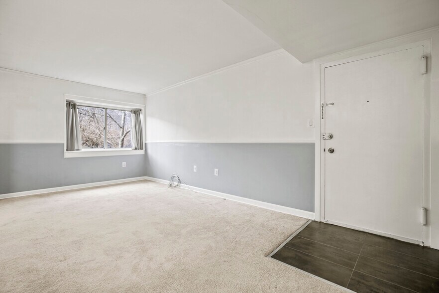 Living room - 5105 Crossfield Ct