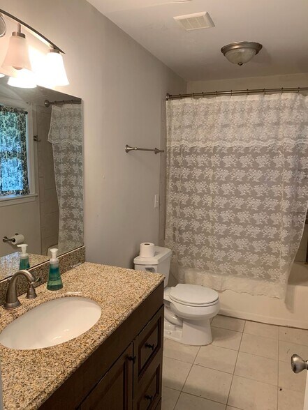 Building Photo - Super Cute One Level Home Across from New ...