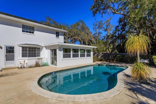 Building Photo - Updated 4-Bedroom Longwood Rental with Pool & Lawn Care Included – Move-In Ready