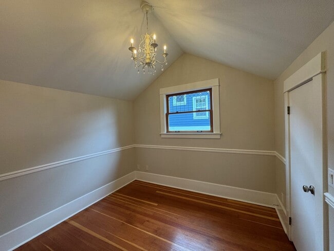 Building Photo - Warm & cozy 5 bed 2.5 bath home in the hea...