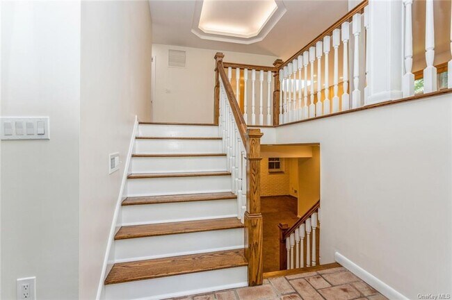 Building Photo - 2 Merion Dr