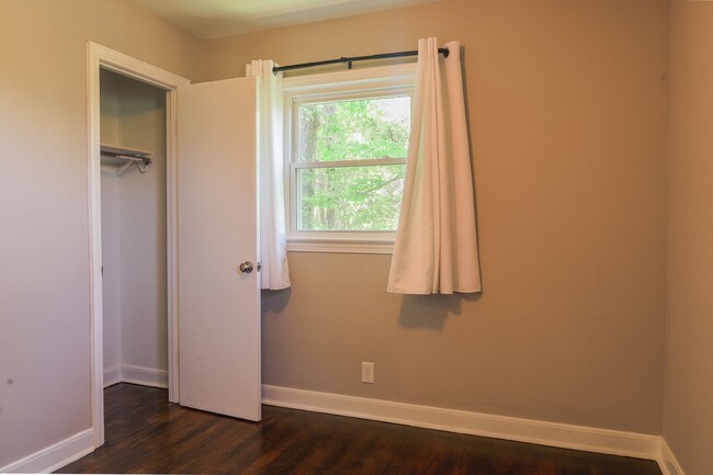 Building Photo - 2 bedroom and 1 bath bungalow in Elizabethon