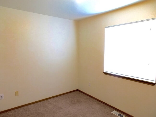 Building Photo - 2 Bed 1.5 Bath Home on Corner Lot w/ Garag...