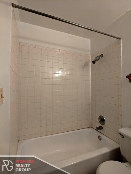 Building Photo - 633 W Barry Ave