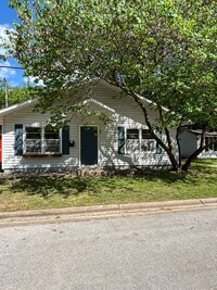 Building Photo - Large Open Floor Plan. 2 Bedroom and 1 Bathroom