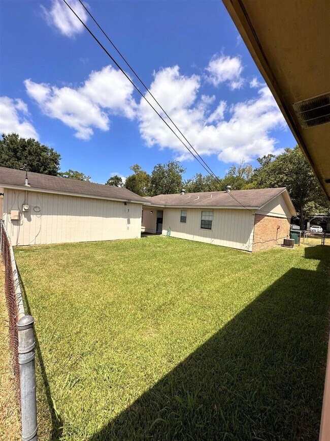 Building Photo - 2321 Gladys St, Beaumont TX 77702
