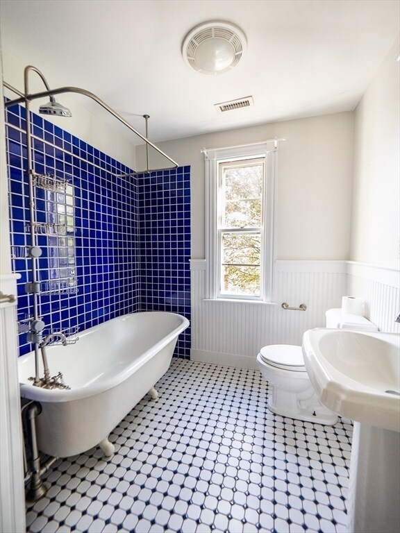 Building Photo - 12 Adella Pl