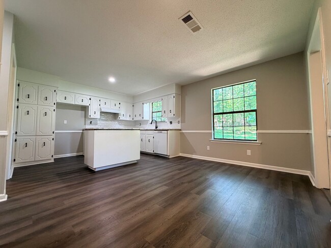 Building Photo - Buy or Lease!