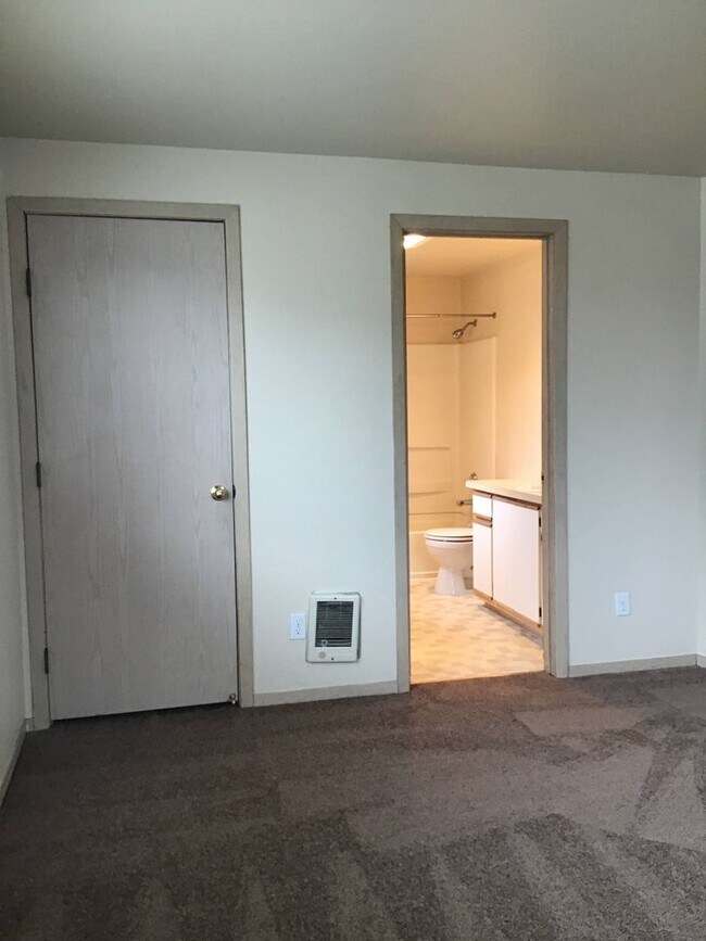 Building Photo - Stylish Modern 3 Bed, 2.5 Bath Townhouse i...