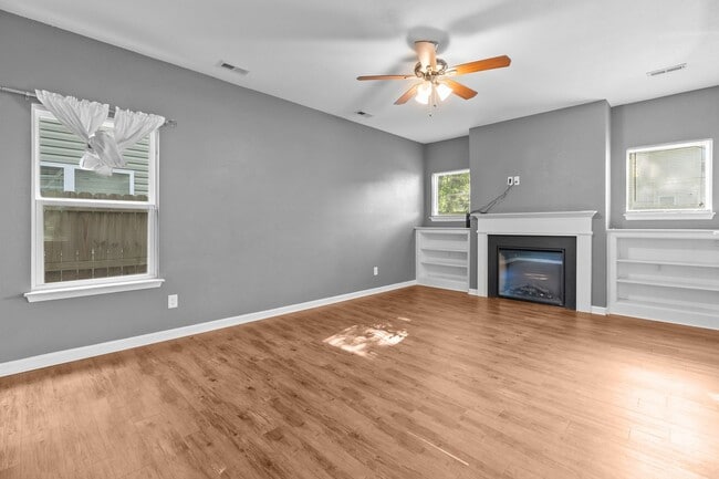 Building Photo - Spacious 4-Bedroom Home with First-Floor S...