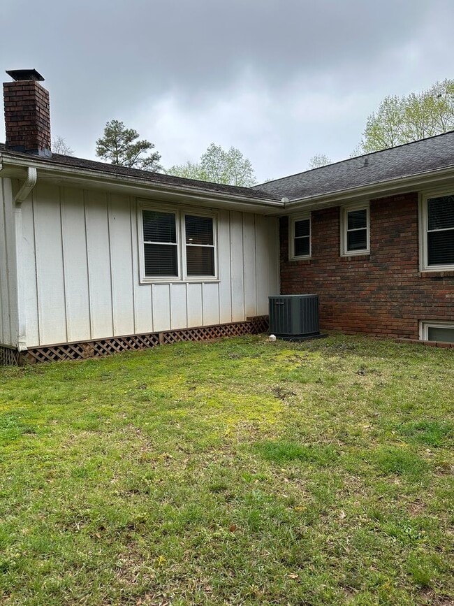 Building Photo - Large Home on the Eastside on a deadened street - Pre Lease