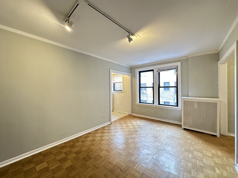 Building Photo - 744 W Belmont Ave