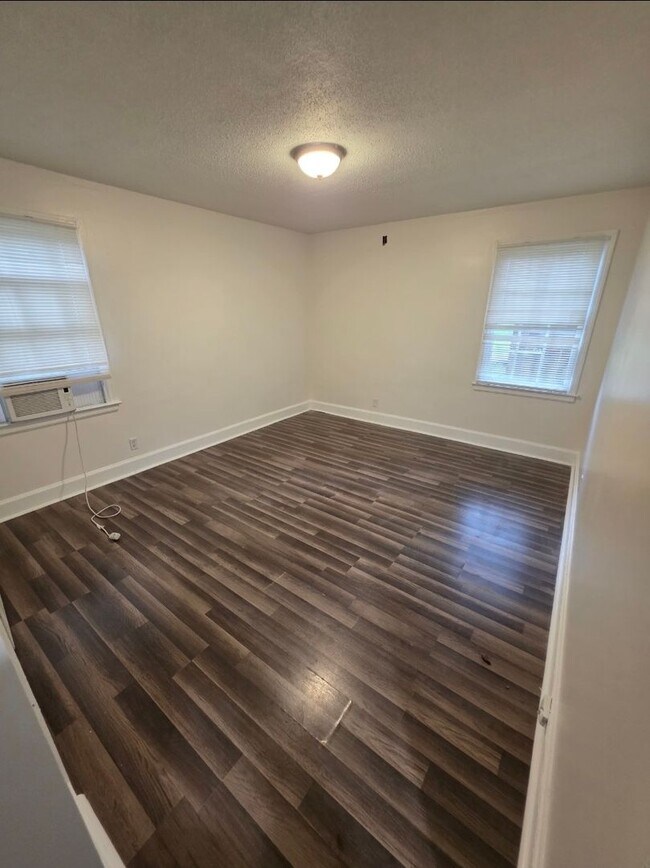 Building Photo - Affordable 3 Bedroom 1 Bath Home
