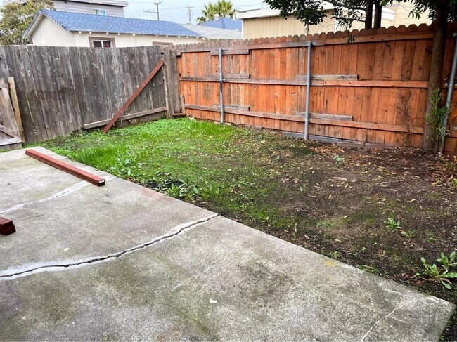 Building Photo - 560 3rd St