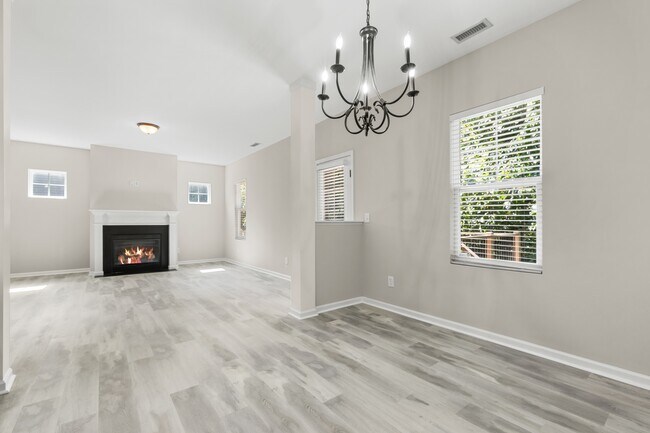 Building Photo - 240 E Quailwood Dr
