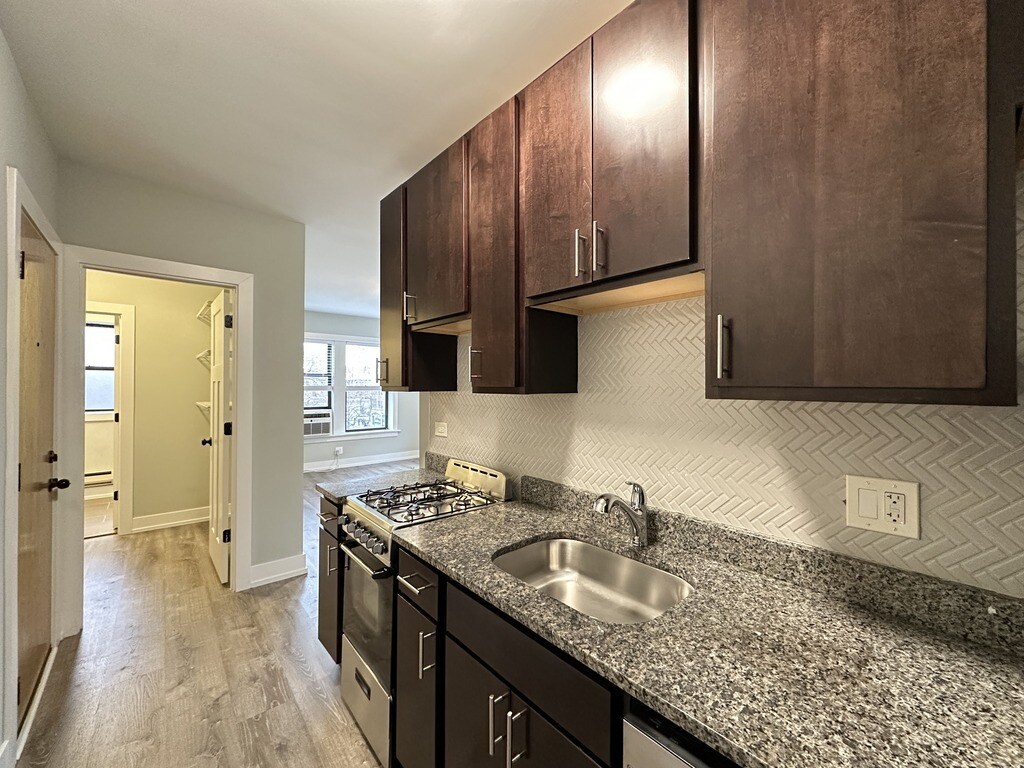 Building Photo - 712 W Brompton Ave