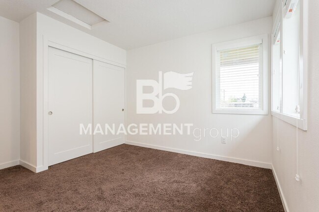 Building Photo - Light & Bright Newer Duplex in Close-in NE...