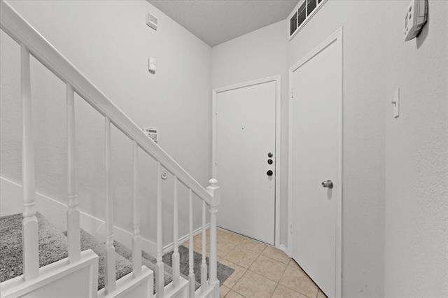 Building Photo - 3550 Country Square Dr