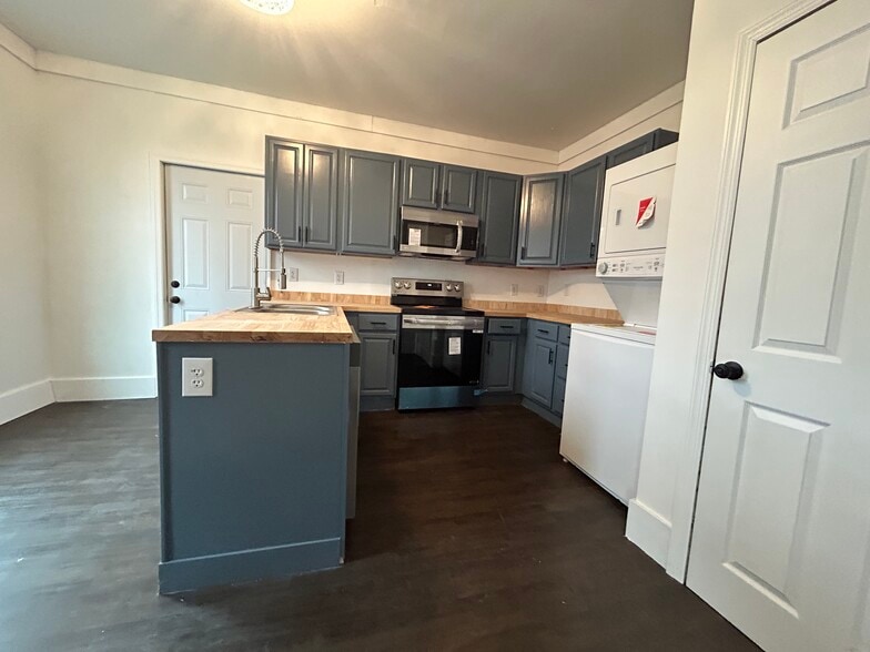 Kitchen. Brand new appliances - 1668 Memorial Ave