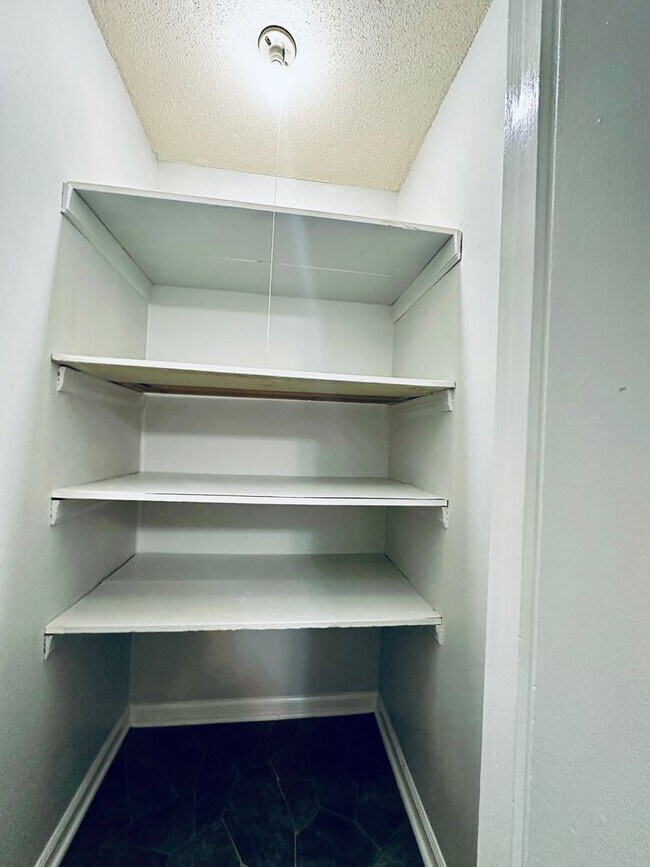 Building Photo - 3340 Pinewood Ave