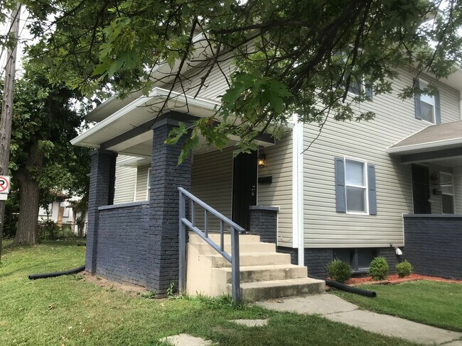 Building Photo - 1102 N Parker Ave