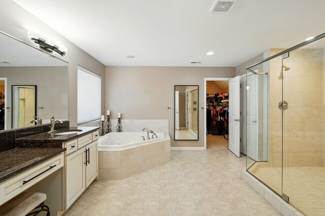 Building Photo - Five Bedroom House in Deerfield Township!