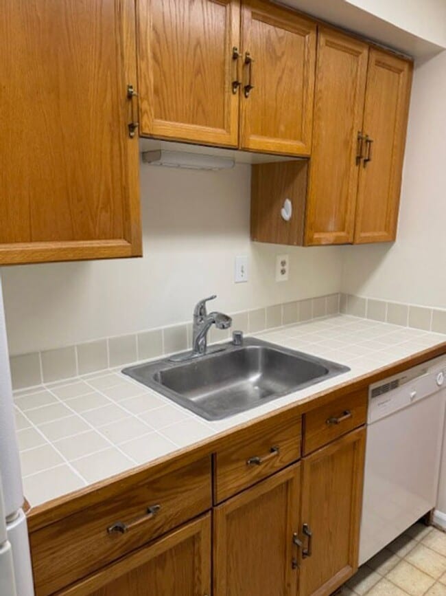 Building Photo - Charming 1 Bed 1 Bath Condo In Convenient ...