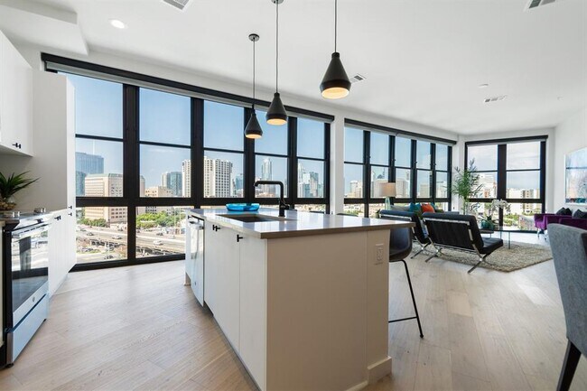 Building Photo - 800 Embassy Dr