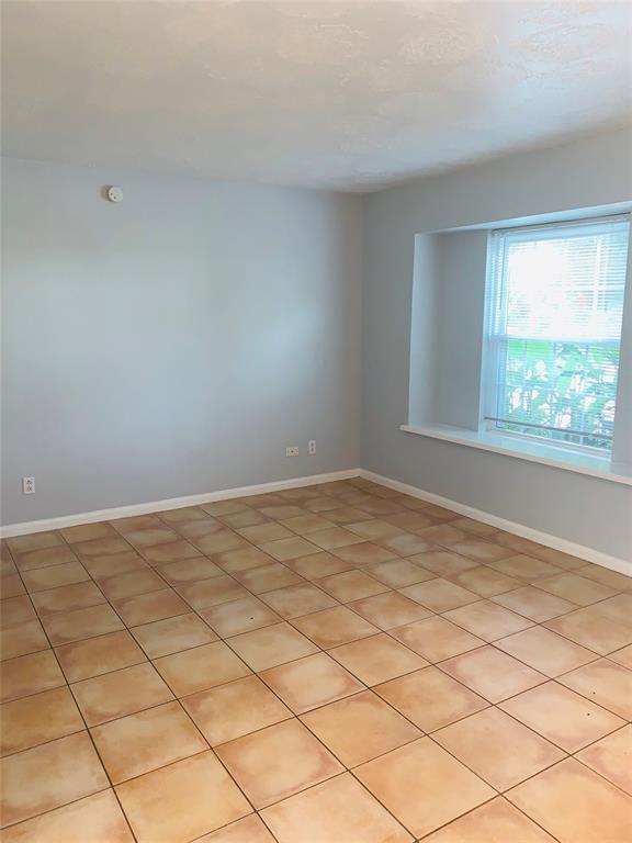 Building Photo - 1611 Mapleton Dr