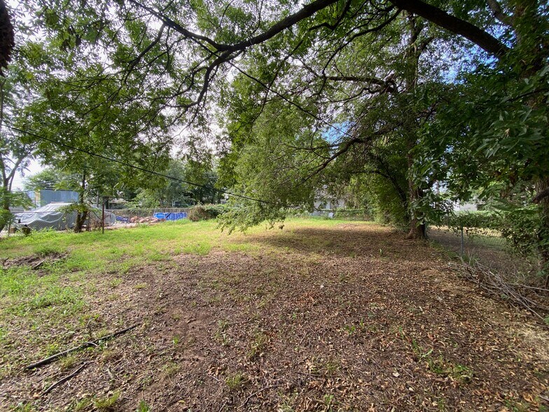 Building Photo - 2108 NE 18th St