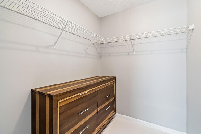 Building Photo - 6715 NW Pinson Ct