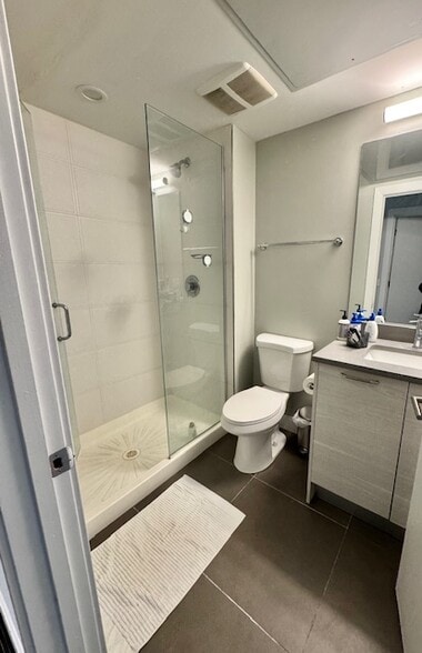 Building Photo - 2407 W Eastwood Ave