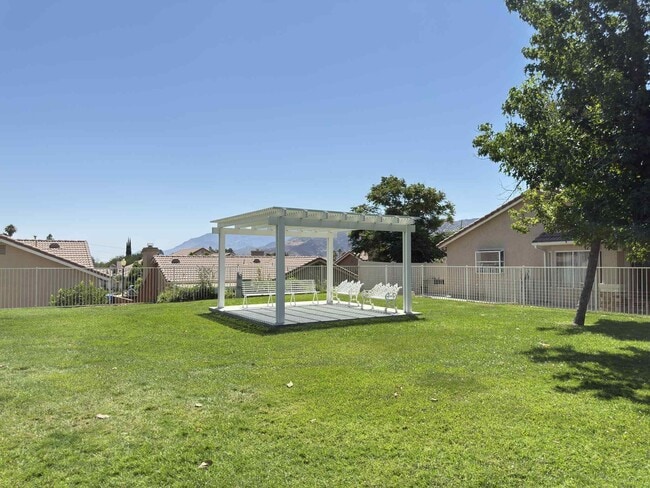 Building Photo - 2890 Summer Set Cir