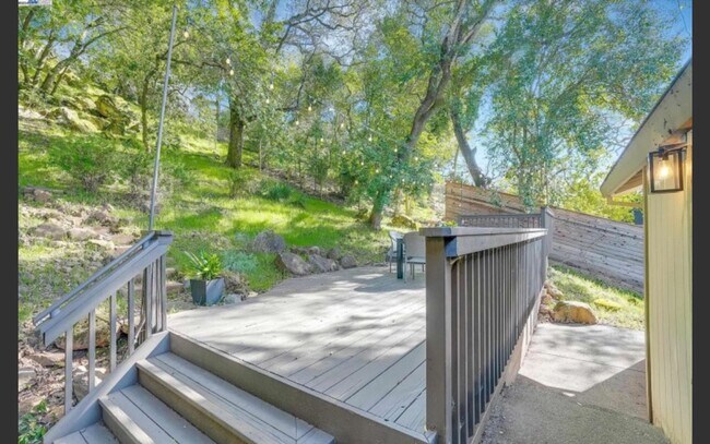 Building Photo - Beautiful and Quiet 3 bedroom 3 bath home ...
