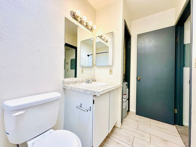 Building Photo - Spacious 1 Bedroom in Gated Community, Off...