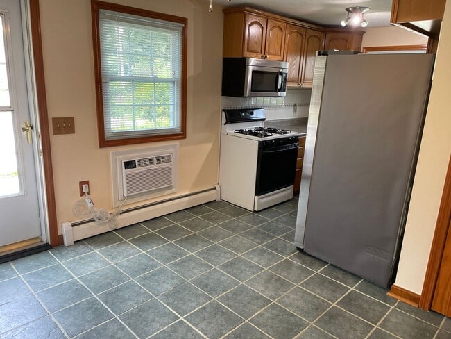 Building Photo - Single Family Home For Rent in North Kingstown!