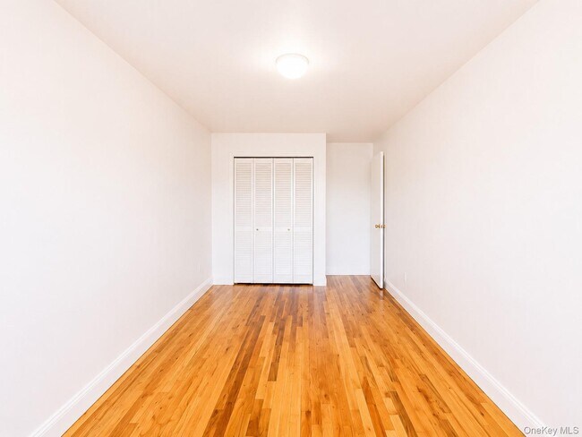 Building Photo - 533 Soundview Ave