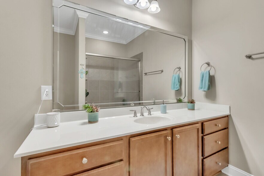 Building Photo - 124 Gallery Dr