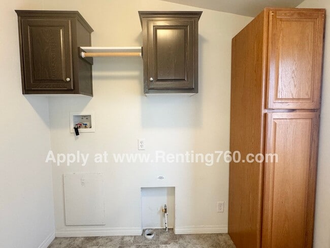 Building Photo - Huge 4 Bedroom Home!!