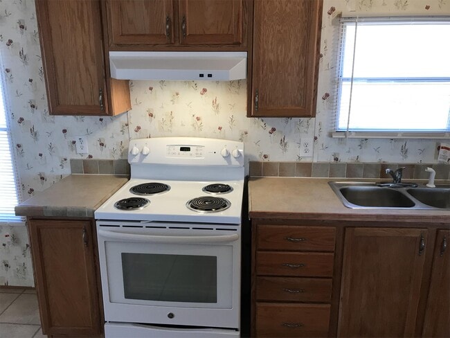Building Photo - 121 Heien Ct
